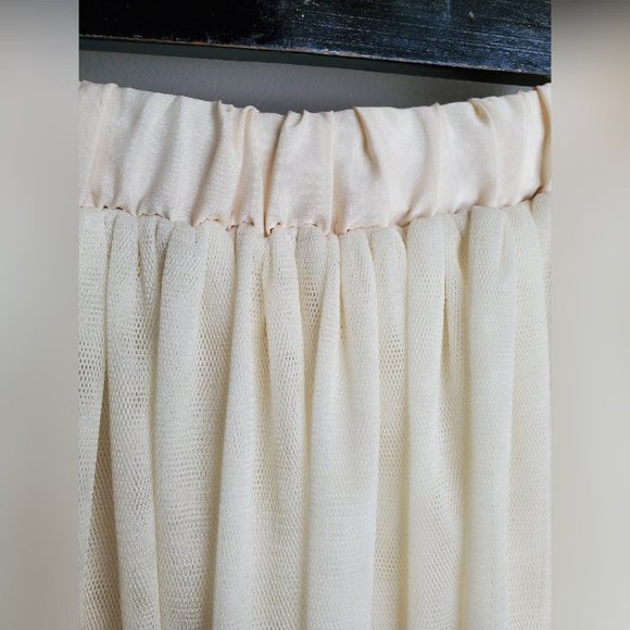 🌟Host Pick 🌟 Cream Tulle skirt - Picture 3 of 3